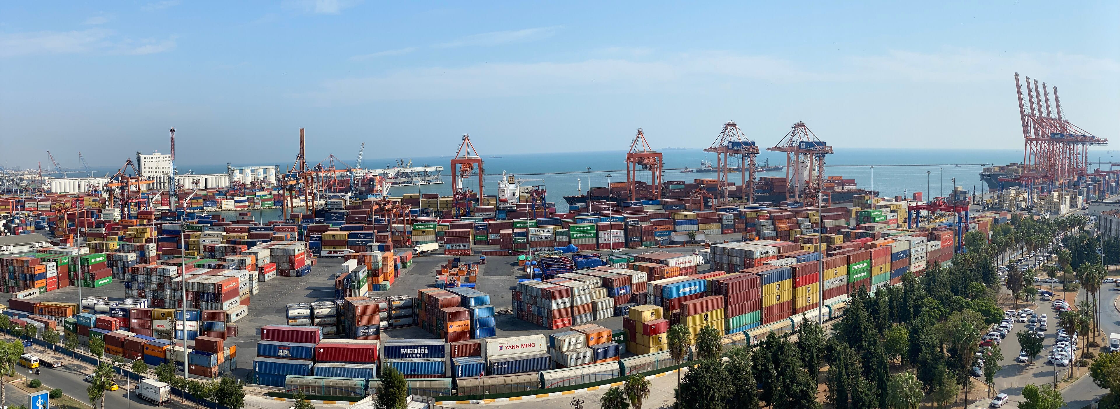 Mersin Limanı konteyner sahası ve gemi yükleme vinçleri